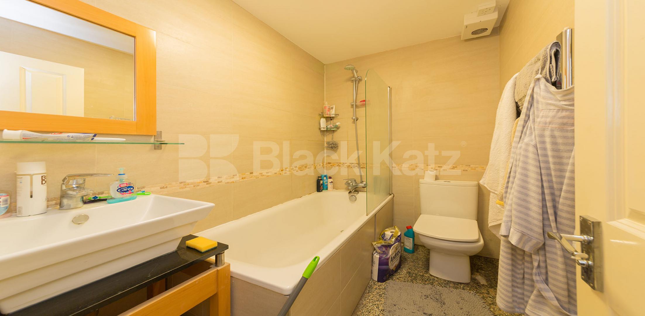 			2 Bedroom, 1 bath, 1 reception Flat			 Beatrice Road, FINSBURY PARK-STROUD GREEN